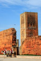 Image du Maroc Professionnelle de  Deux cavaliers de la garde royale devant l'entrée de l'esplanade de la mosquée (Tour Hassan) qui fît construite à la fin du XIIe siècle par le Sultan Yacoub el Mansour (dynastie Almohade) désireux de construire la plus grande mosquée du monde doté de 400 colonnes, la construction n’a pas été achevé suite à la mort du sultan en 1199, La tour Hassan est le symbole de Rabat son esplanade abrite le Mausolée Mohammed V de Rabat, Jeudi 1er Mars 2007. (Photo / Abdeljalil Bounhar)
